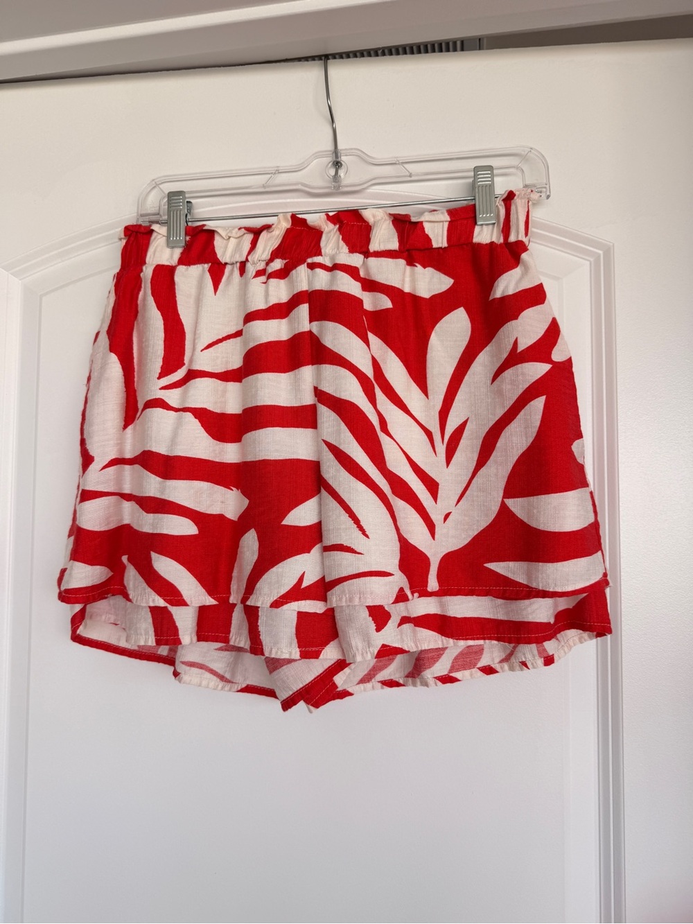 Red & White Leaf Print Elastic Waist Women’s Shorts High Rise